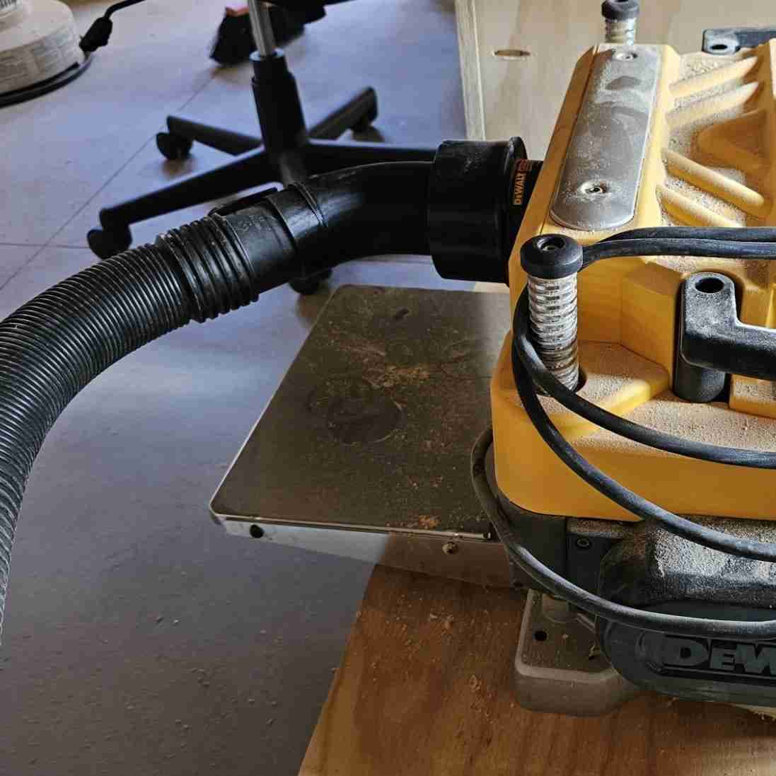 DW735 Planer to 2 1/4" Shopvac Hose 45° Coupler - image 2